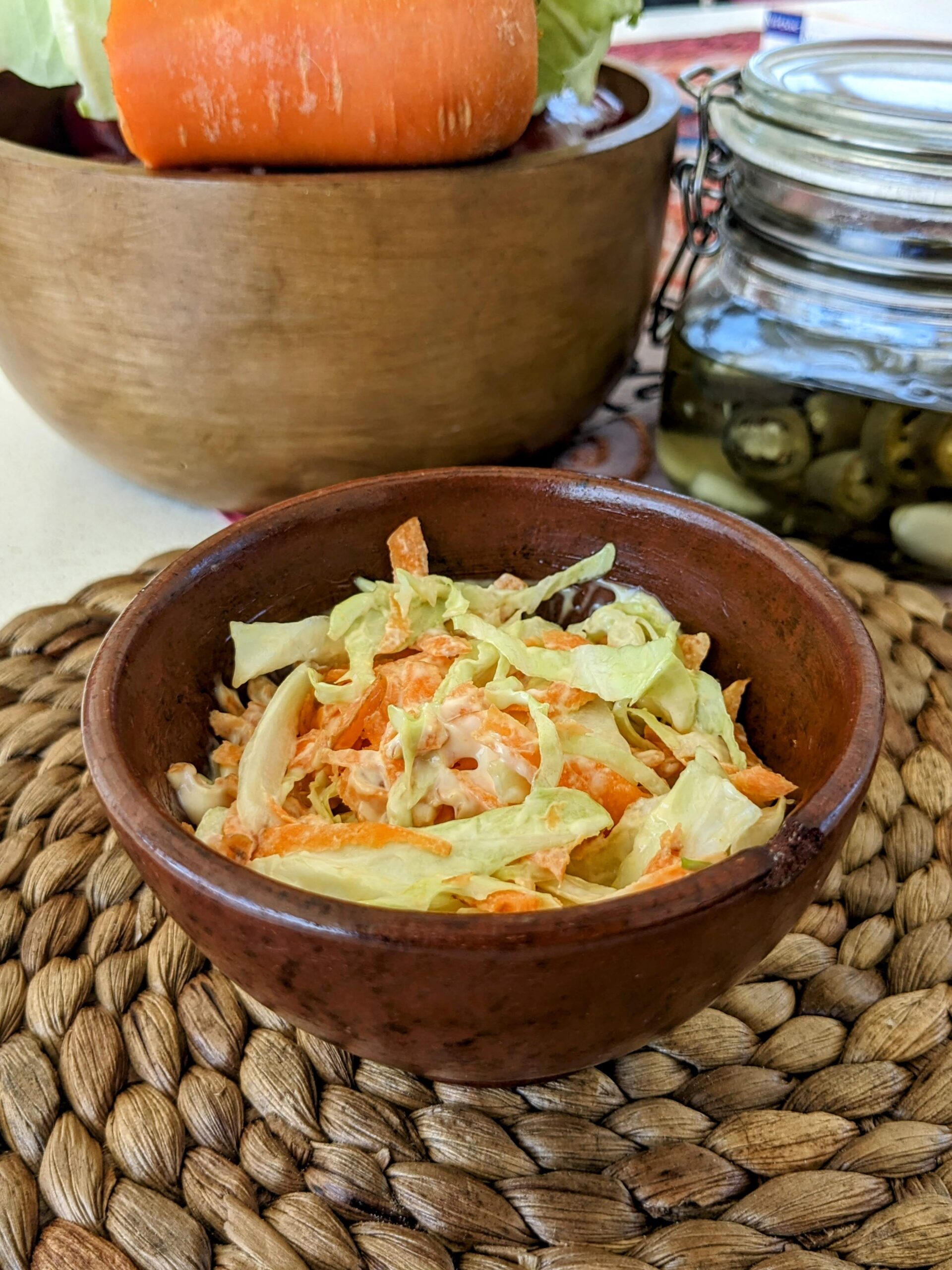 Coleslaw disajikan dimangkuk