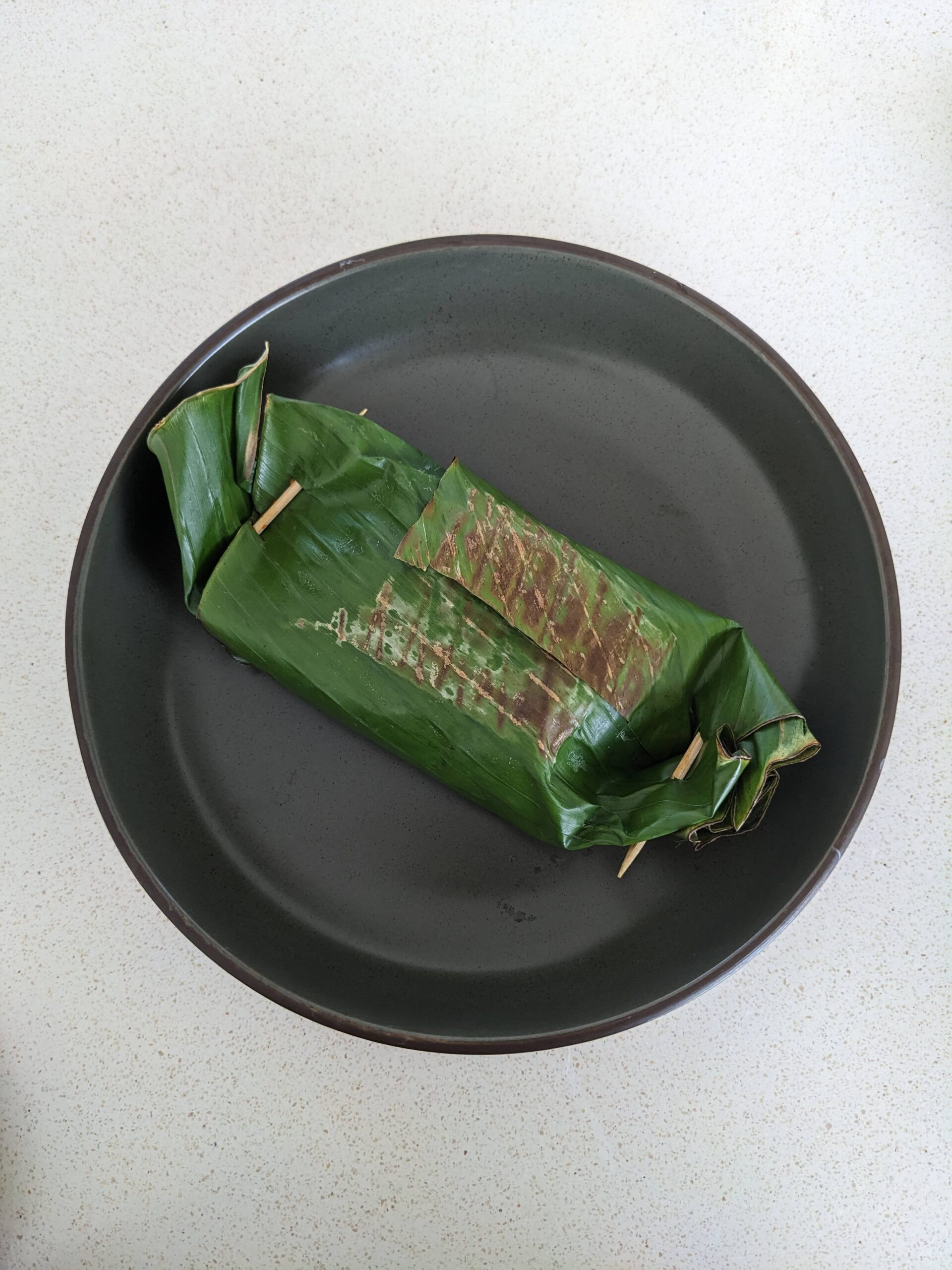 Nasi bakar disajikan diatas piring