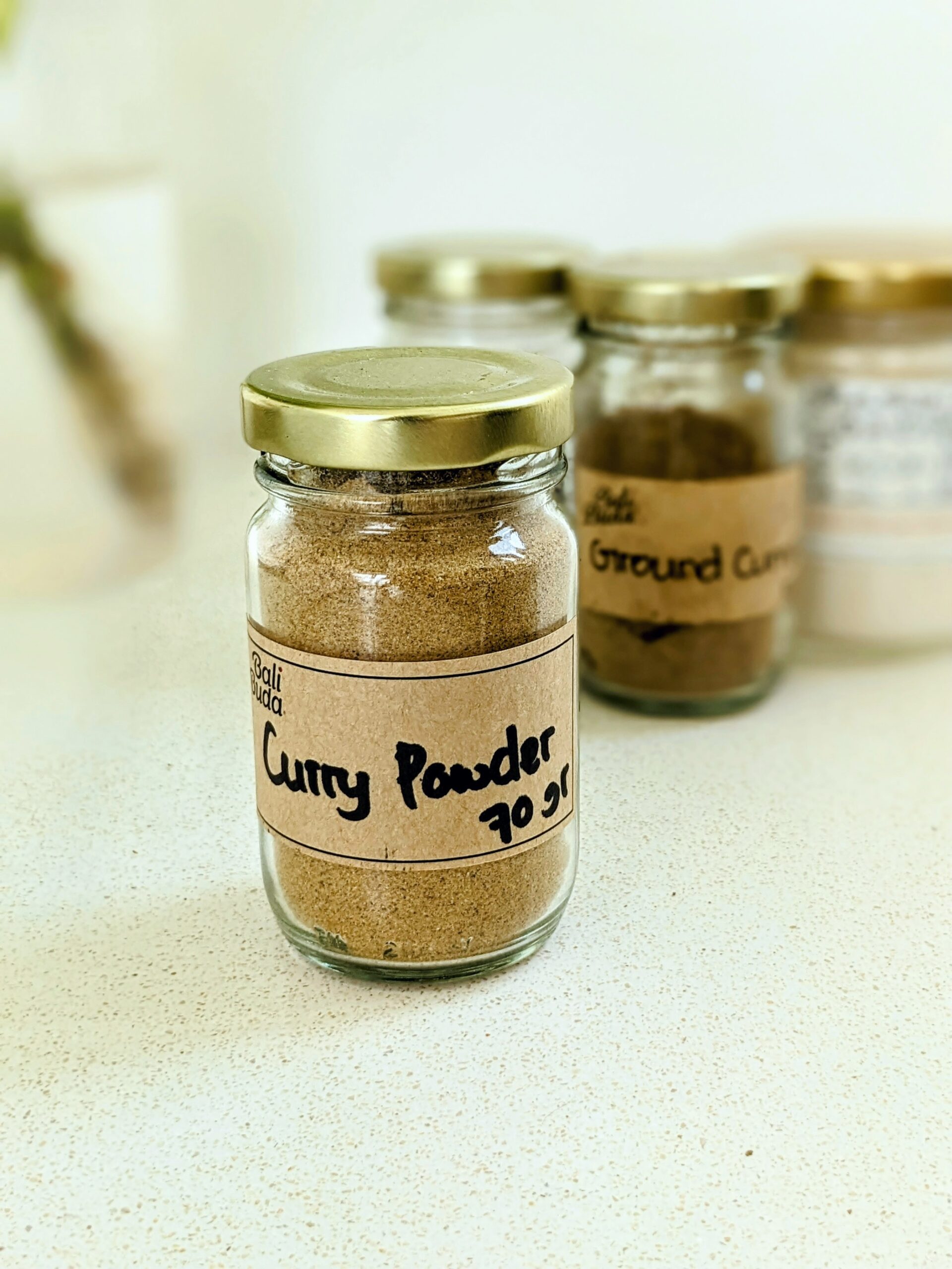 Curry powder yang disimpan pada botol kaca kecil dengan bumbu lainnya pad abackgroung