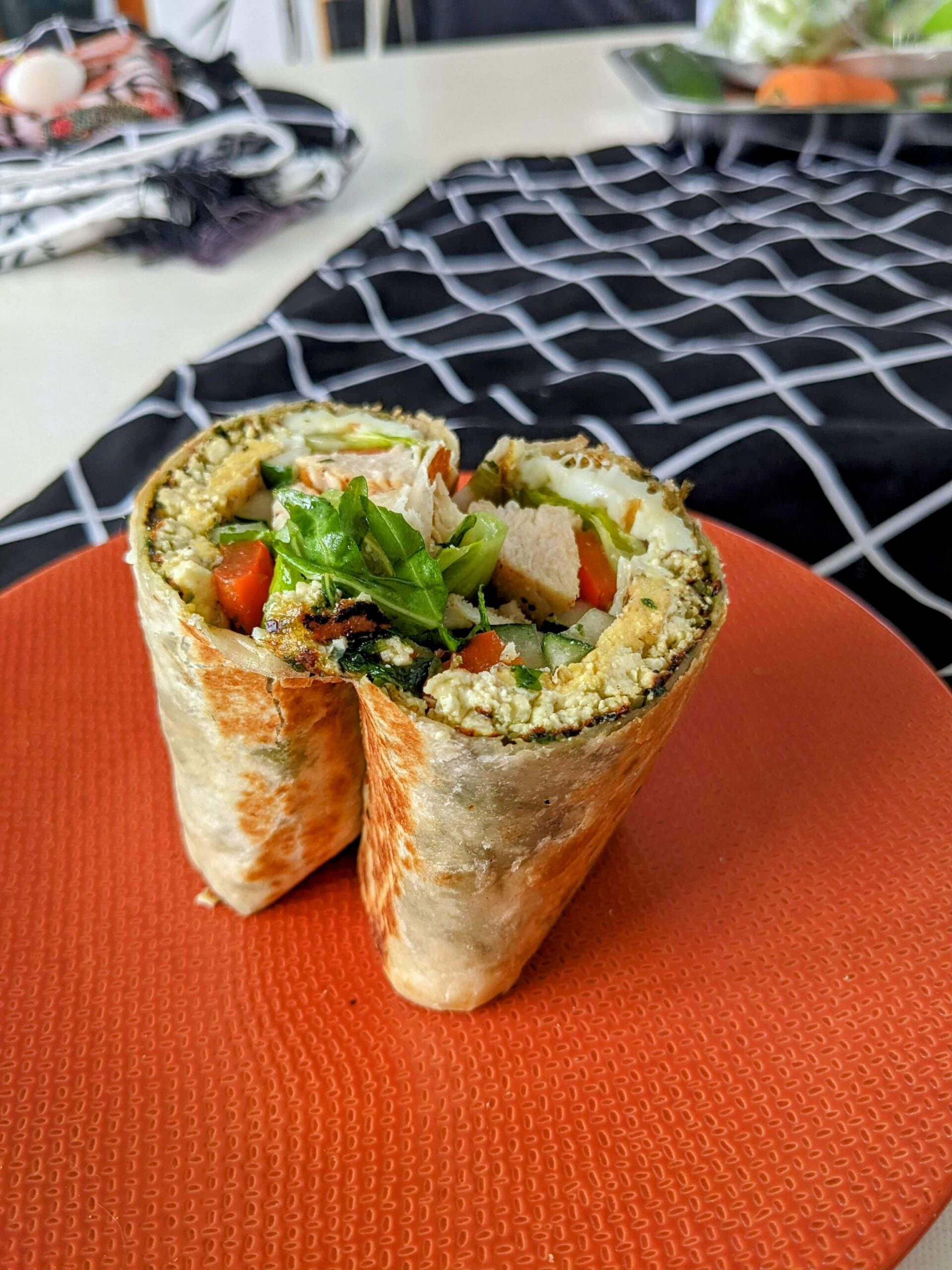 Pesti chicken wraps, yang telah di potong menjadi dua bagian