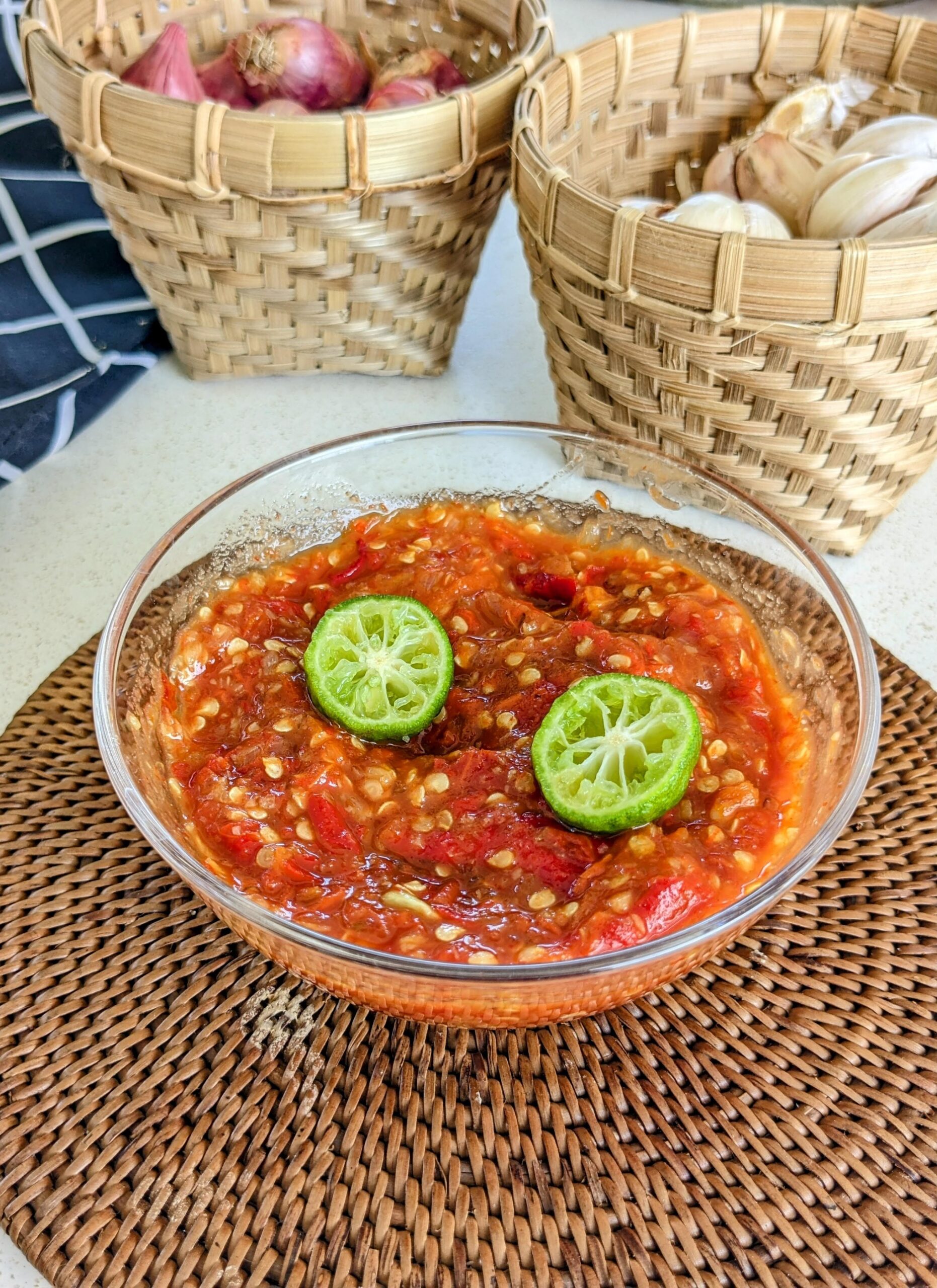 Sambal disajikan dimangkuk kecil dengan jeruk limau diatasnya