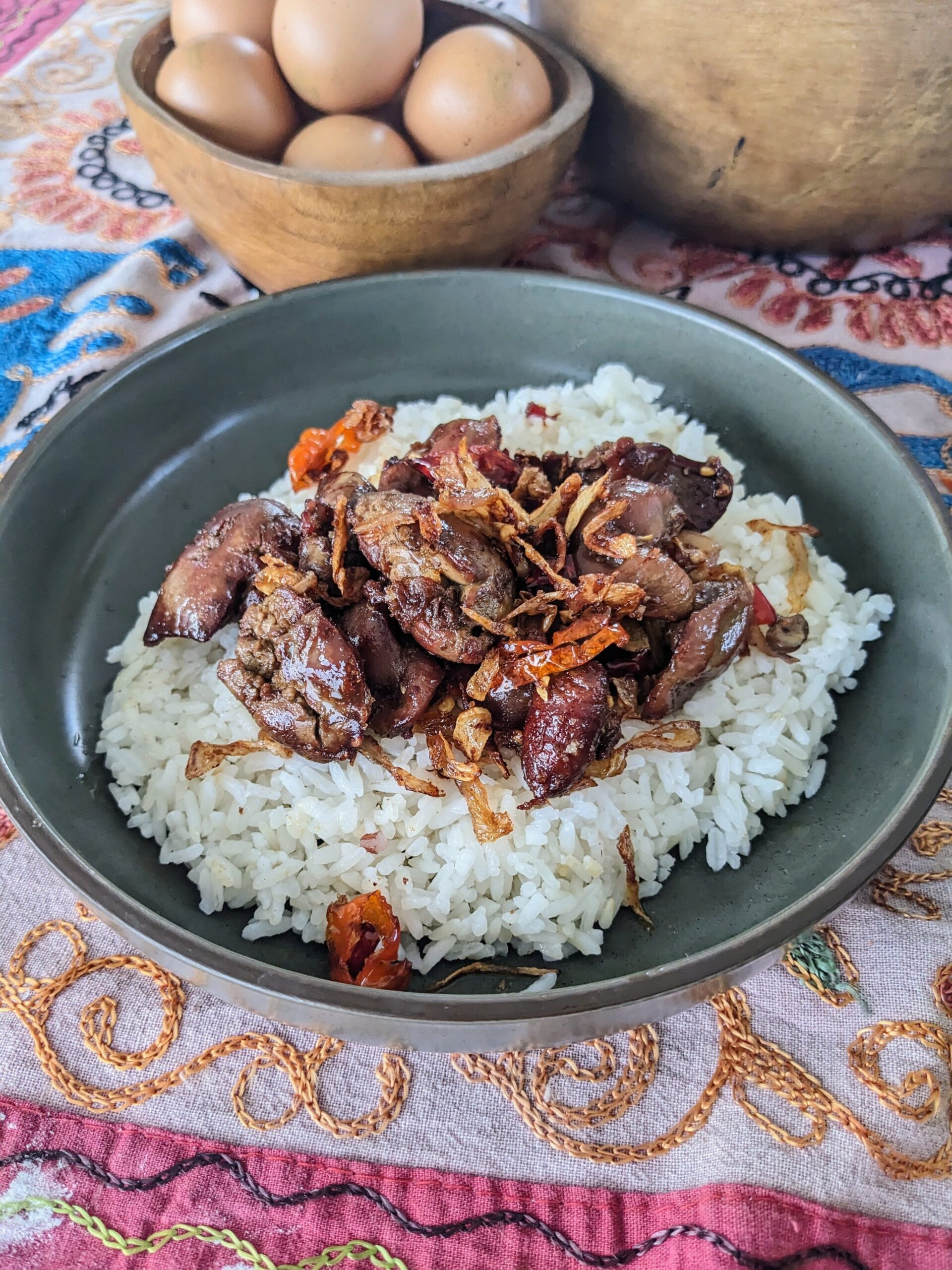 hati ampela ayam goreng disajikan dengan nasi putih