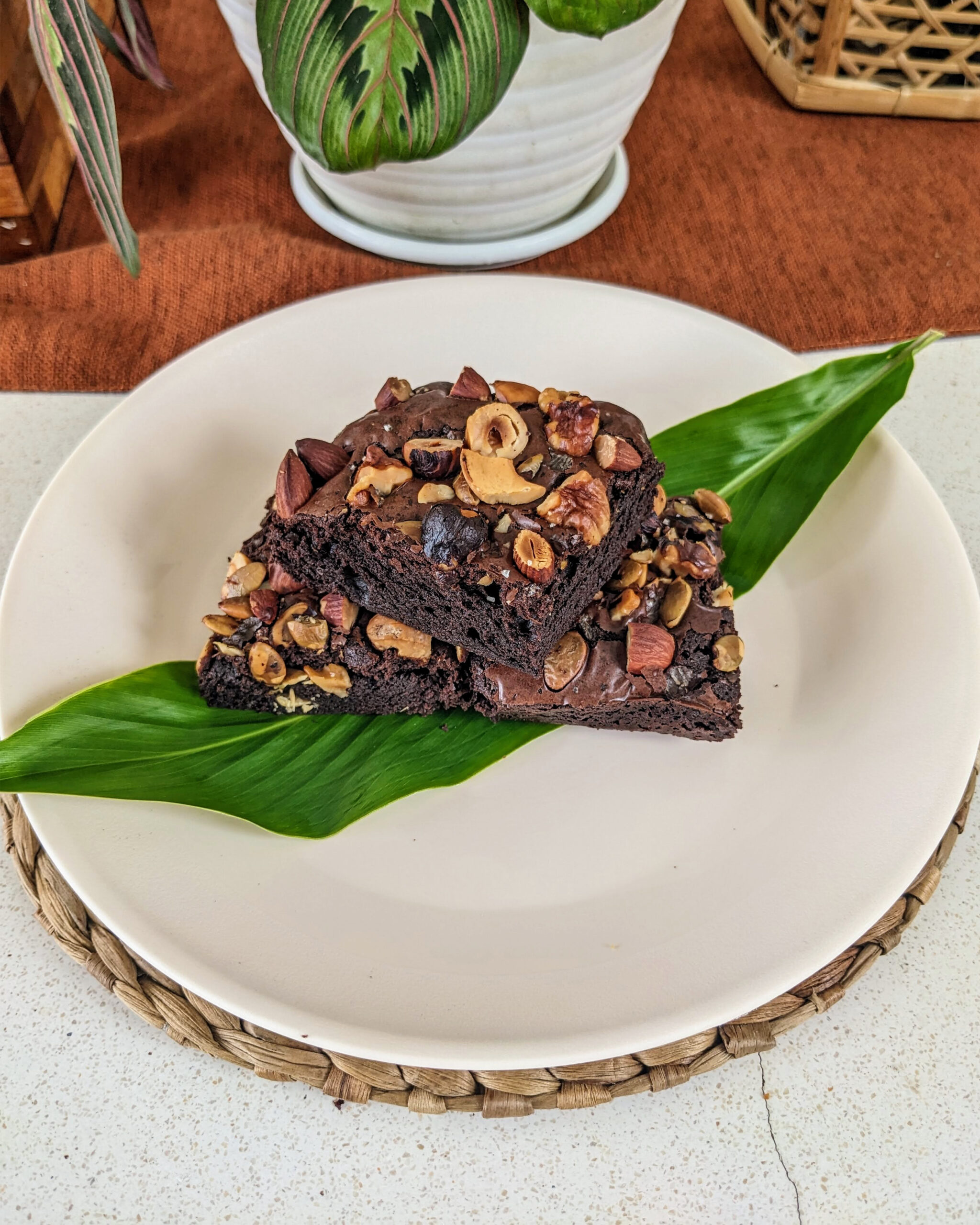 brownies panggang kacang disajikan diatas piring