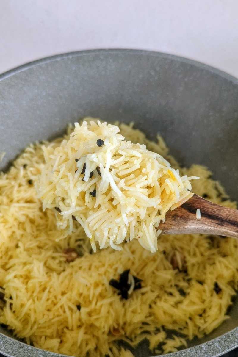 Nasi saffron yang baru saja dimasak didalam panci