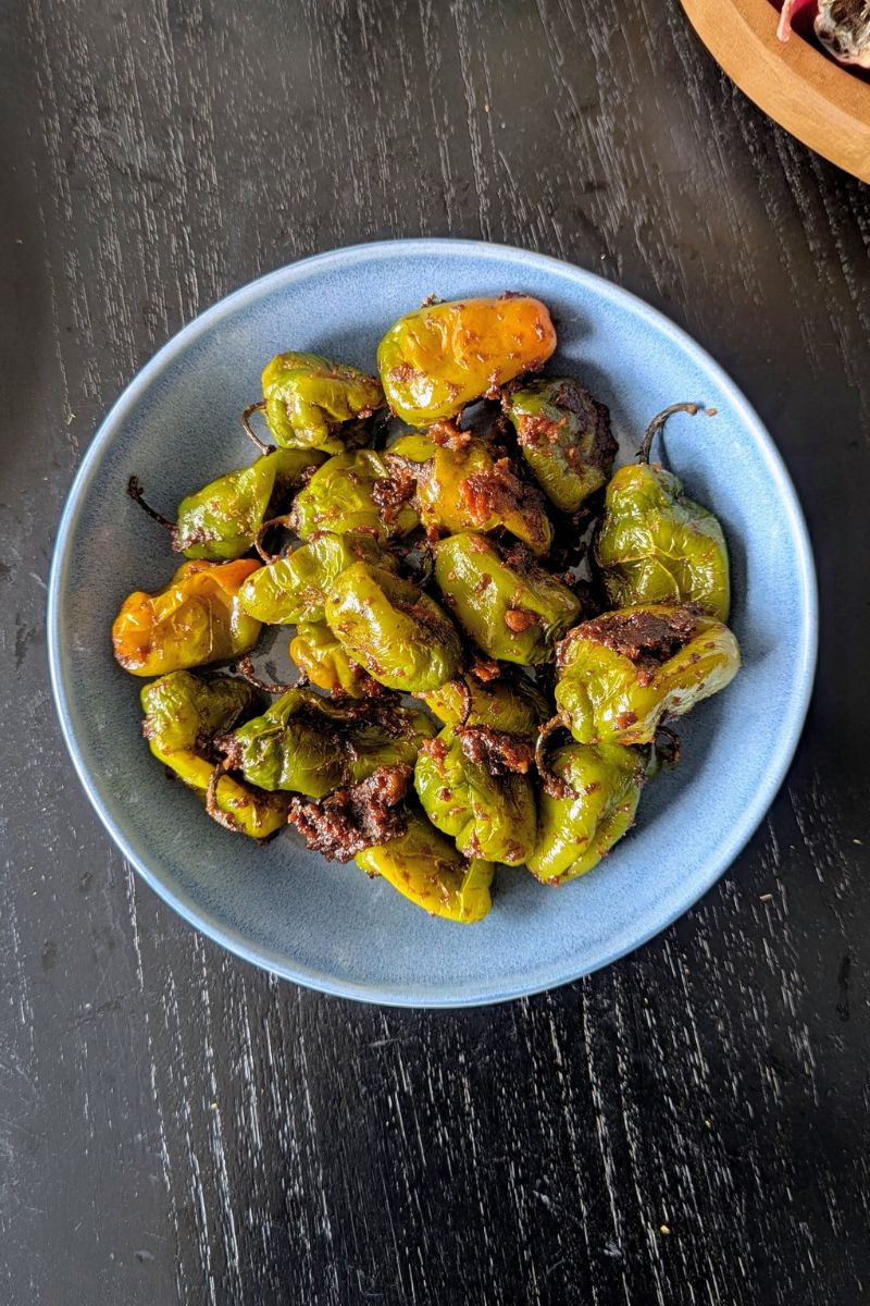 Cabe gendut resep viral yang disajikan diatas piring berwarna biru dengan backgroung hitam