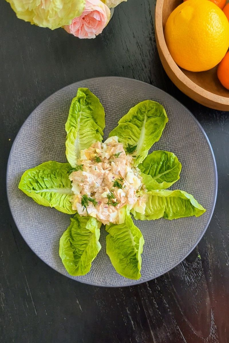 Tuna egg salad disajikan diatas piring bagian tengah dengan romaine disekelilingnya