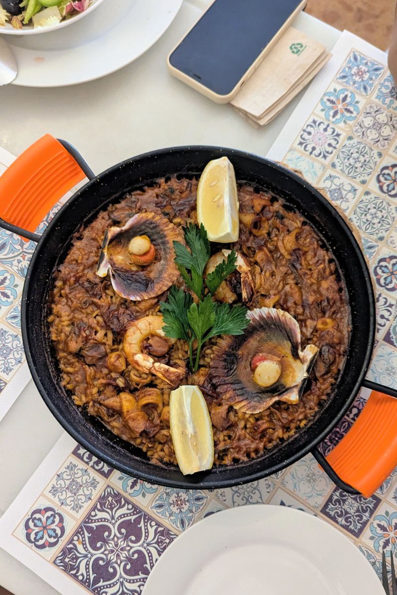 Paella seafood didajikam dengan scallop udang dan lemon